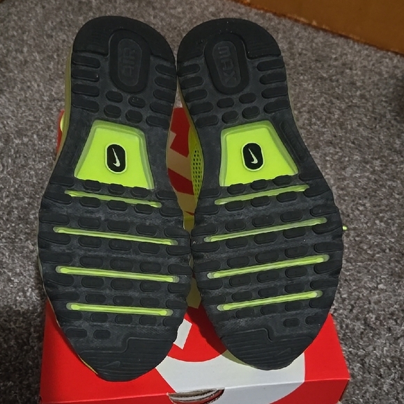 Nike Air Max 2013 Volt/Black-Cyber Men's Size 8 Women's Size 9.5 - Picture 3 of 9